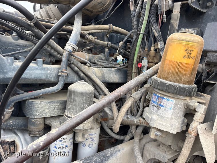 image for item ES8752 2001 Mack CH613 truck cab and chassis