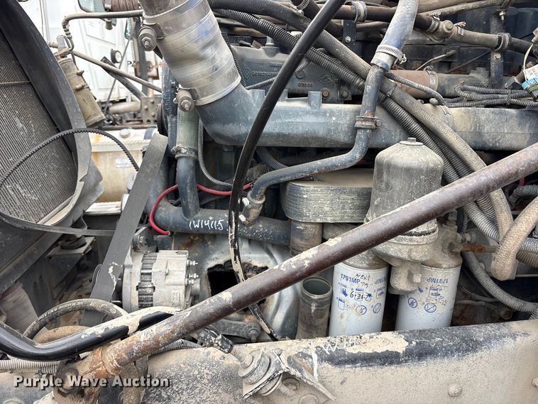 image for item ES8752 2001 Mack CH613 truck cab and chassis