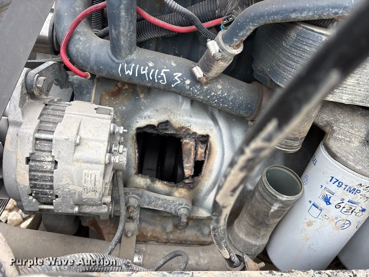 image for item ES8752 2001 Mack CH613 truck cab and chassis