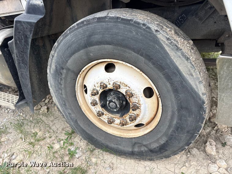 image for item ES8752 2001 Mack CH613 truck cab and chassis