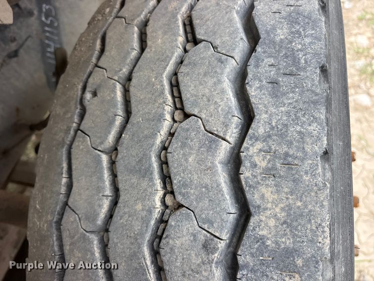 image for item ES8752 2001 Mack CH613 truck cab and chassis