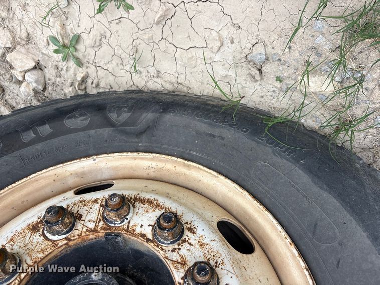 image for item ES8752 2001 Mack CH613 truck cab and chassis