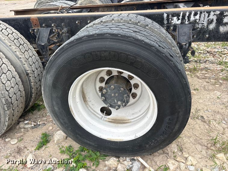 image for item ES8752 2001 Mack CH613 truck cab and chassis