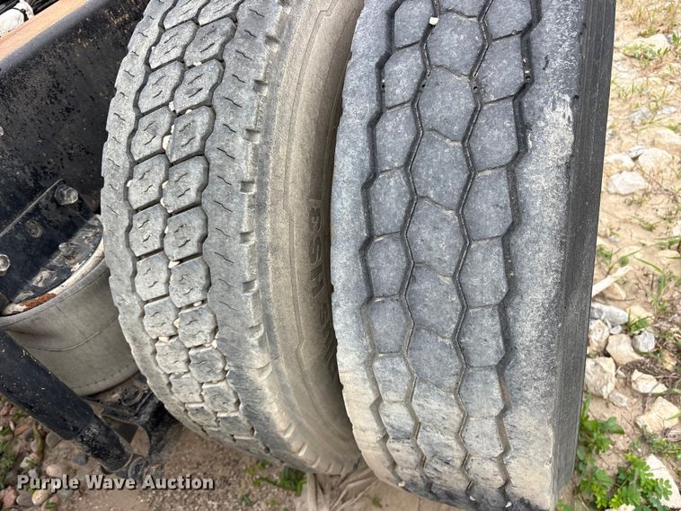 image for item ES8752 2001 Mack CH613 truck cab and chassis