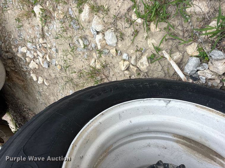 image for item ES8752 2001 Mack CH613 truck cab and chassis