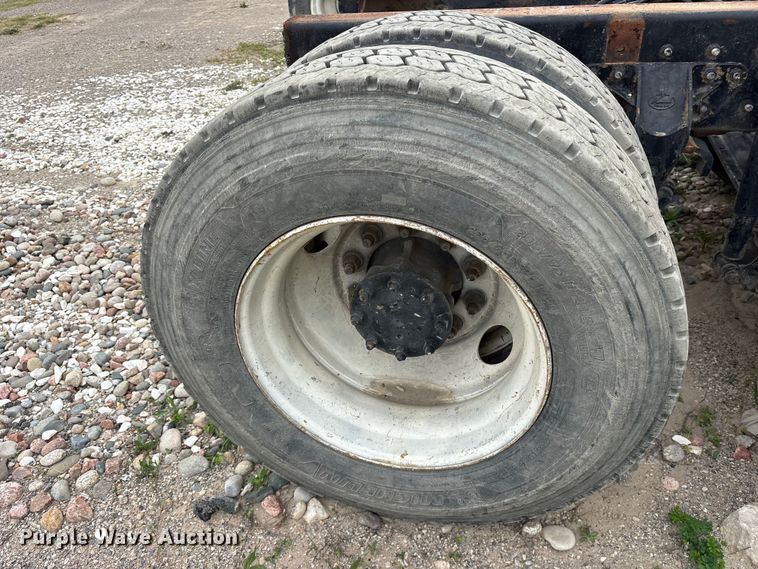 image for item ES8752 2001 Mack CH613 truck cab and chassis