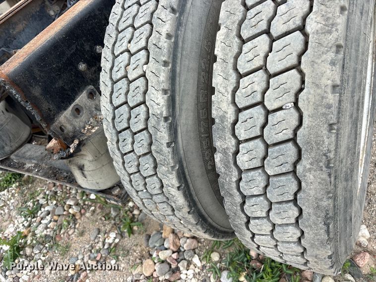 image for item ES8752 2001 Mack CH613 truck cab and chassis