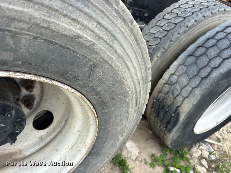 image for item ES8752 2001 Mack CH613 truck cab and chassis