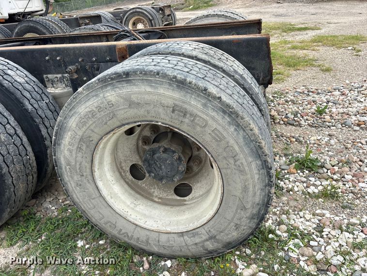 image for item ES8752 2001 Mack CH613 truck cab and chassis