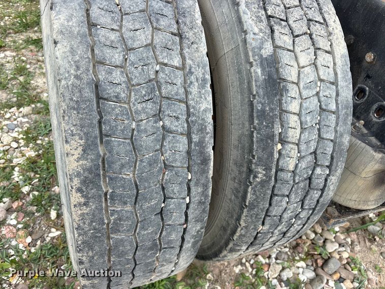 image for item ES8752 2001 Mack CH613 truck cab and chassis