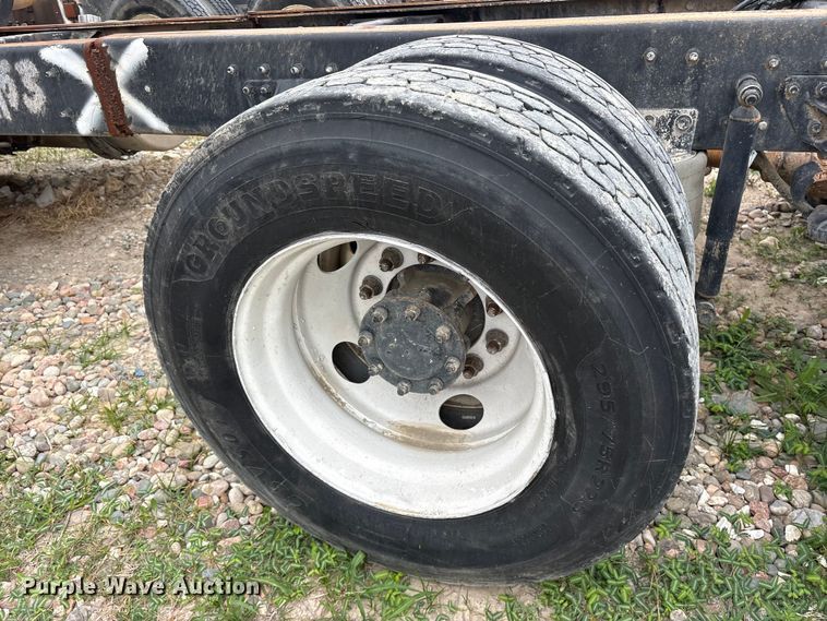 image for item ES8752 2001 Mack CH613 truck cab and chassis