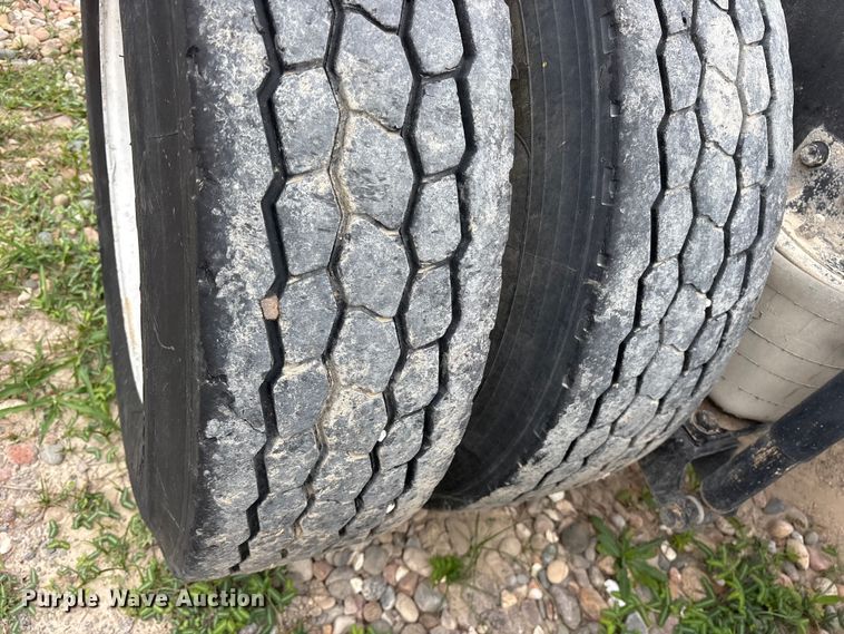 image for item ES8752 2001 Mack CH613 truck cab and chassis