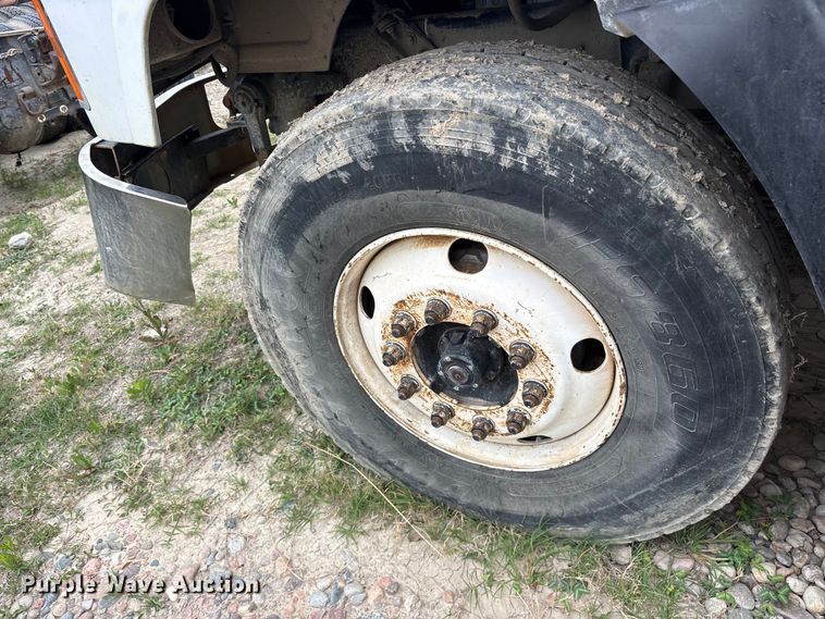 image for item ES8752 2001 Mack CH613 truck cab and chassis