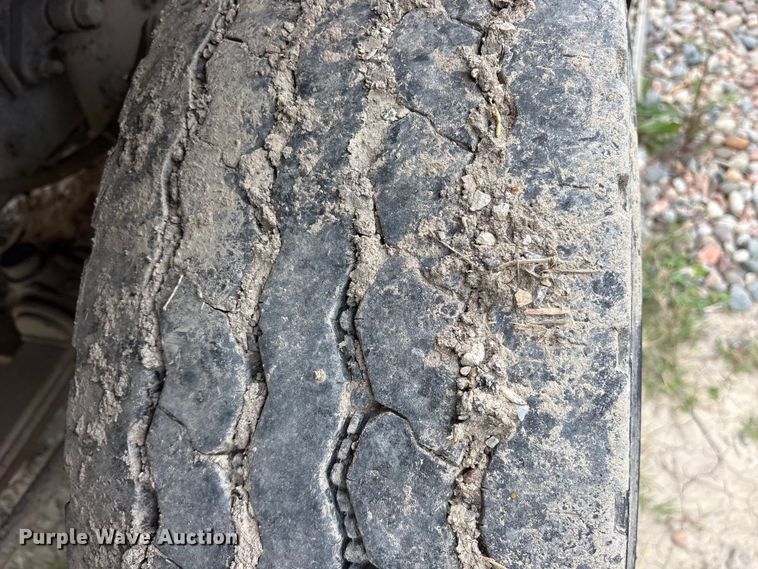 image for item ES8752 2001 Mack CH613 truck cab and chassis