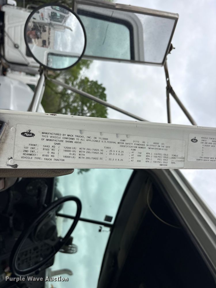 image for item ES8752 2001 Mack CH613 truck cab and chassis