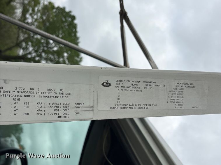 image for item ES8752 2001 Mack CH613 truck cab and chassis