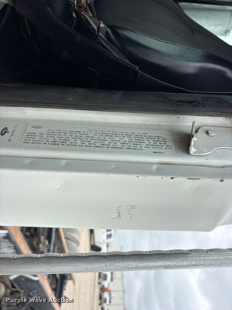 image for item ES8752 2001 Mack CH613 truck cab and chassis