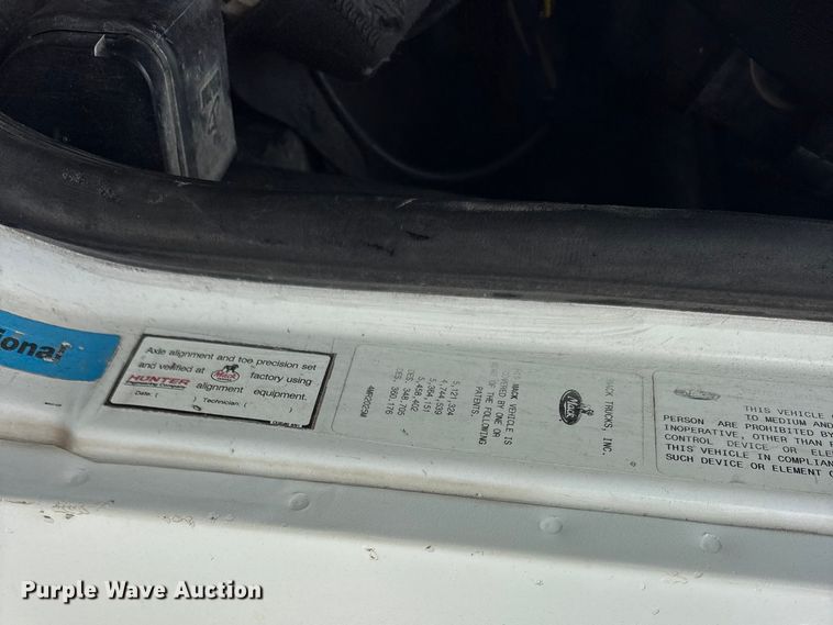 image for item ES8752 2001 Mack CH613 truck cab and chassis