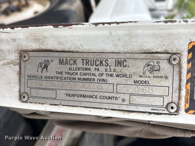 image for item ES8752 2001 Mack CH613 truck cab and chassis