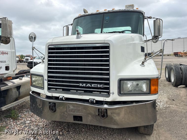 image for item ES8753 2000 Mack CH613 truck cab and chassis