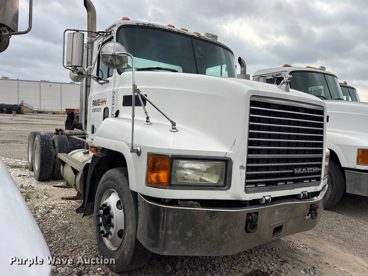 image for item ES8753 2000 Mack CH613 truck cab and chassis