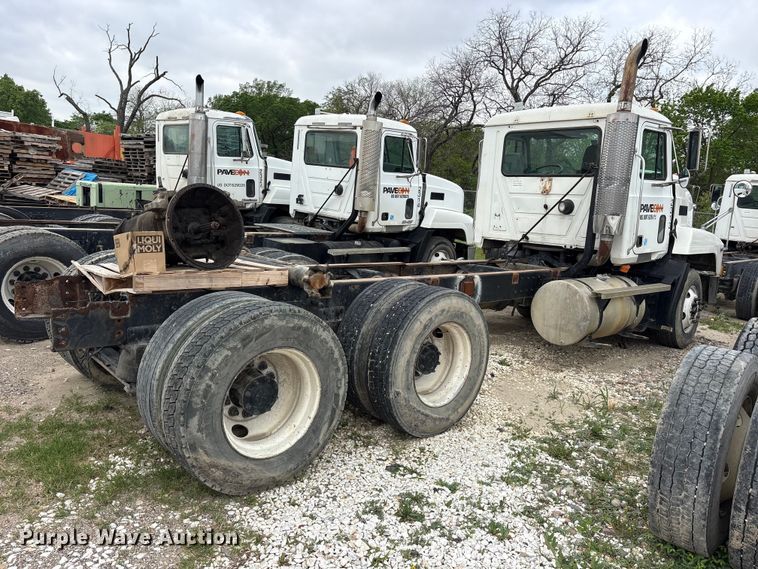 image for item ES8753 2000 Mack CH613 truck cab and chassis