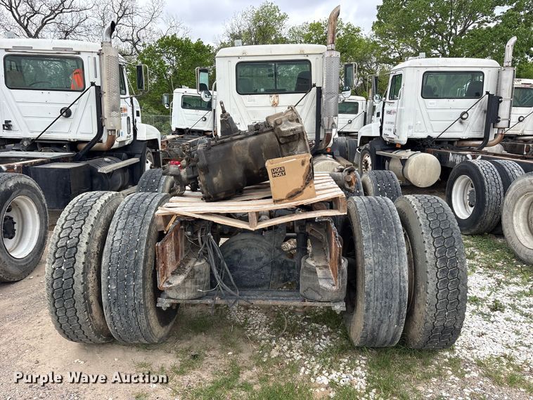 image for item ES8753 2000 Mack CH613 truck cab and chassis