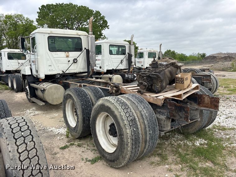 image for item ES8753 2000 Mack CH613 truck cab and chassis