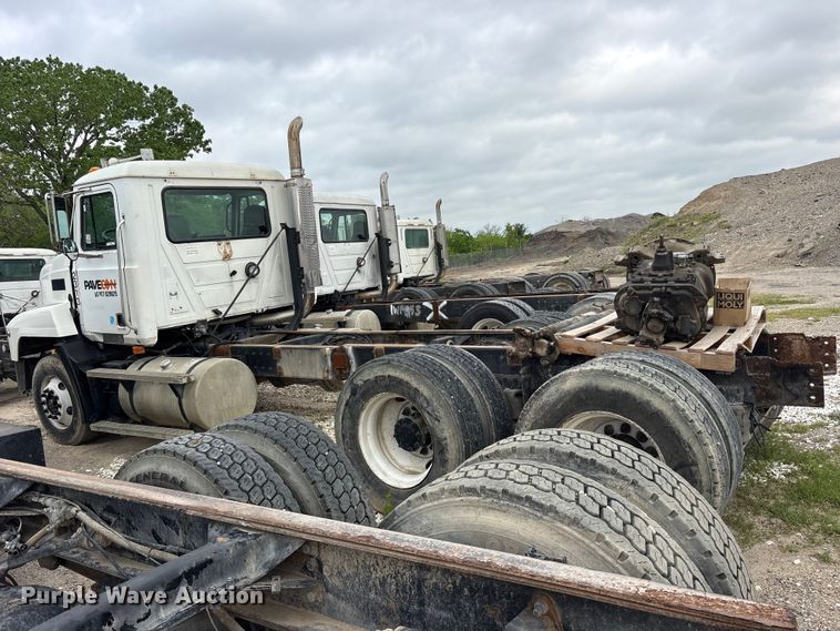 image for item ES8753 2000 Mack CH613 truck cab and chassis