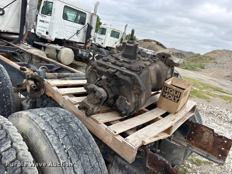 image for item ES8753 2000 Mack CH613 truck cab and chassis