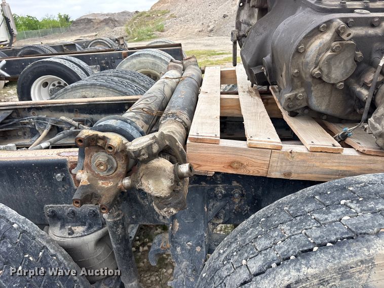 image for item ES8753 2000 Mack CH613 truck cab and chassis