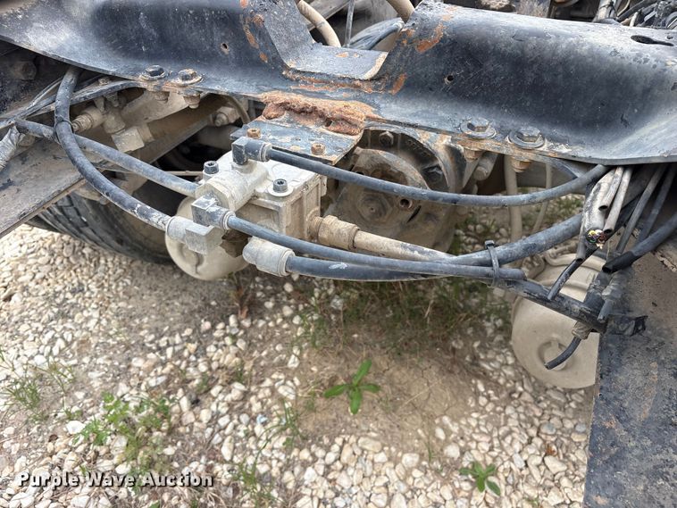 image for item ES8753 2000 Mack CH613 truck cab and chassis