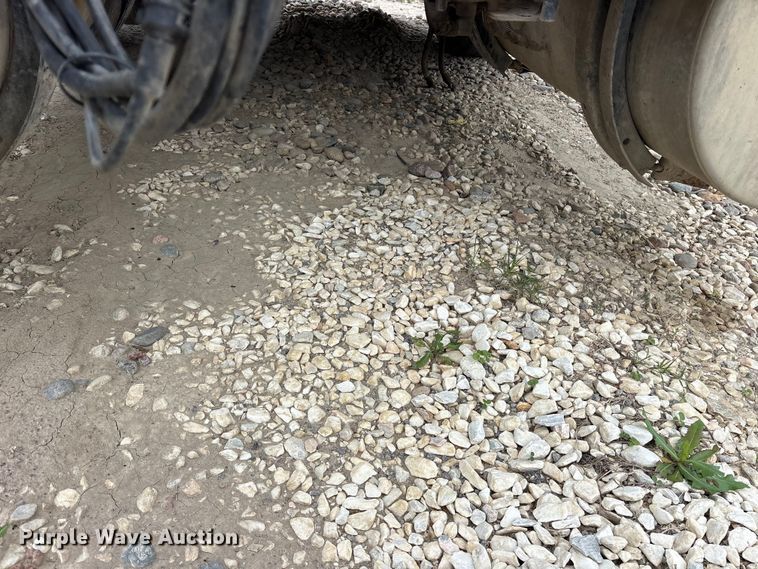 image for item ES8753 2000 Mack CH613 truck cab and chassis