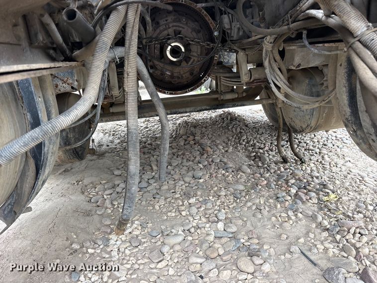 image for item ES8753 2000 Mack CH613 truck cab and chassis