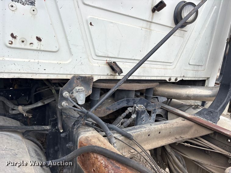 image for item ES8753 2000 Mack CH613 truck cab and chassis