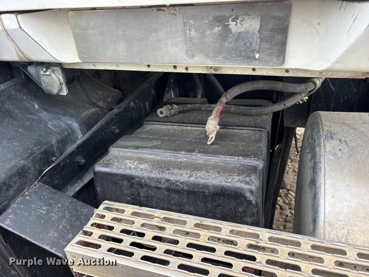 image for item ES8753 2000 Mack CH613 truck cab and chassis