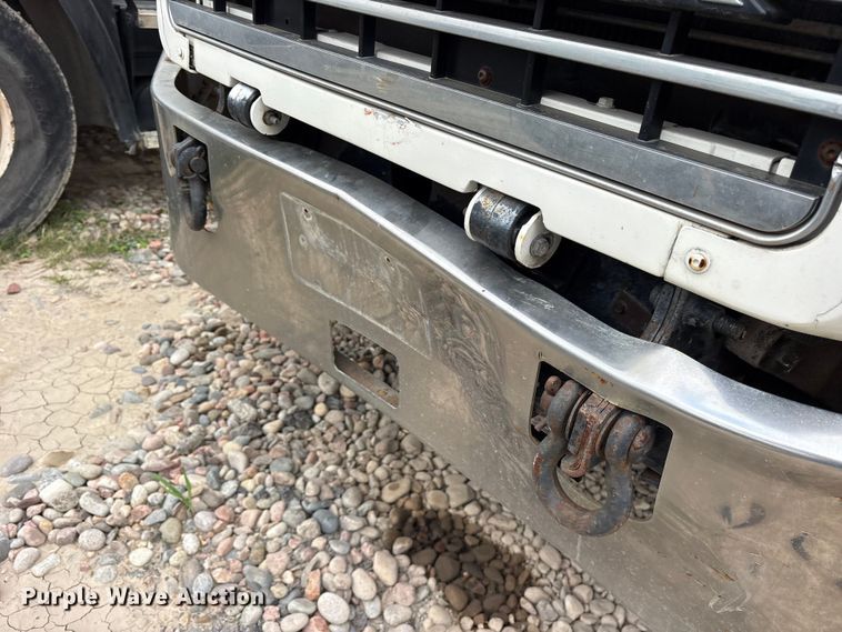 image for item ES8753 2000 Mack CH613 truck cab and chassis