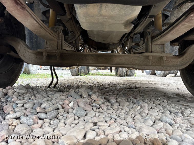 image for item ES8753 2000 Mack CH613 truck cab and chassis