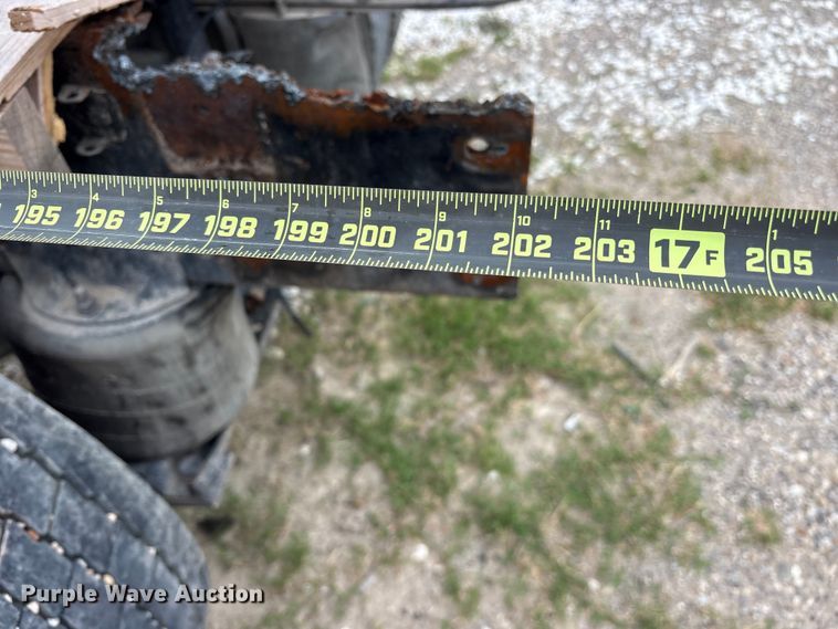 image for item ES8753 2000 Mack CH613 truck cab and chassis