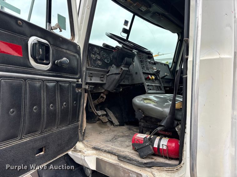 image for item ES8753 2000 Mack CH613 truck cab and chassis