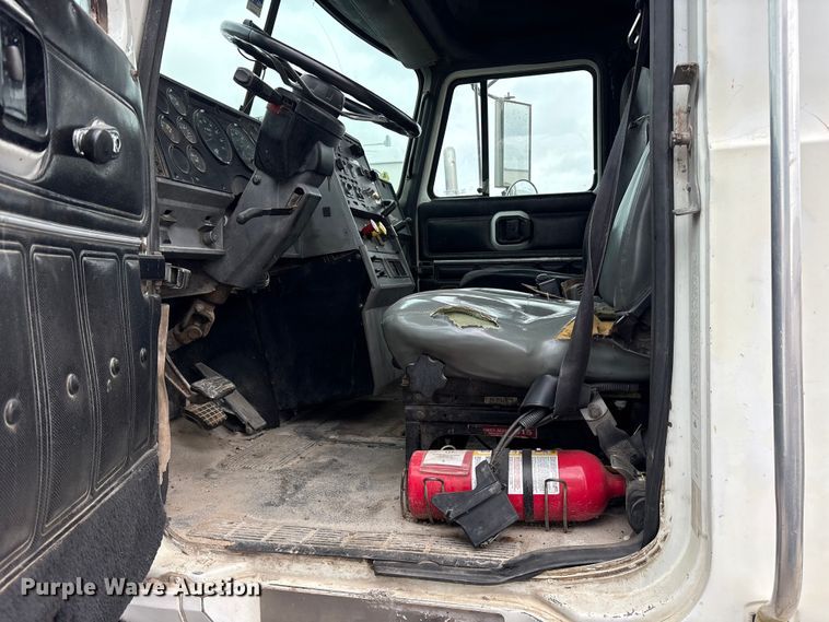 image for item ES8753 2000 Mack CH613 truck cab and chassis