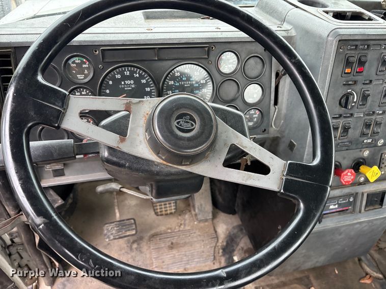 image for item ES8753 2000 Mack CH613 truck cab and chassis