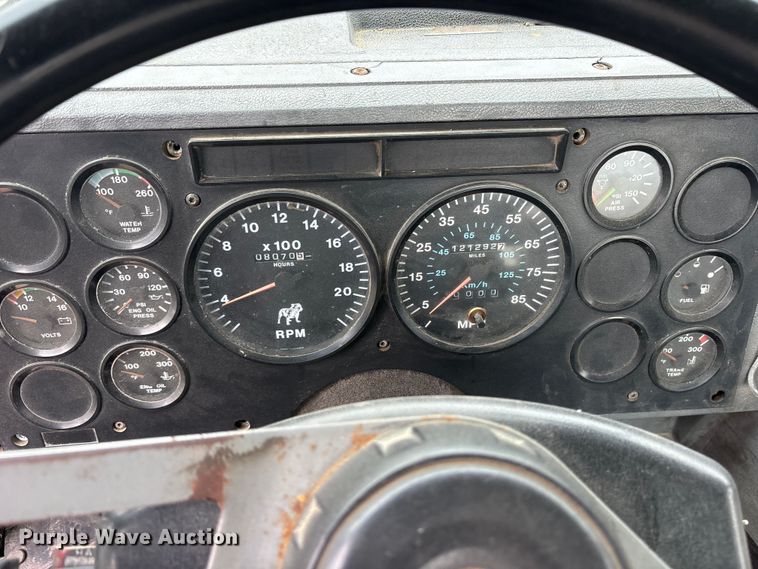 image for item ES8753 2000 Mack CH613 truck cab and chassis