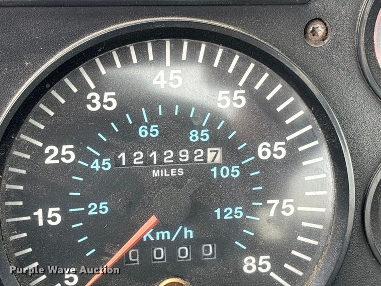 image for item ES8753 2000 Mack CH613 truck cab and chassis