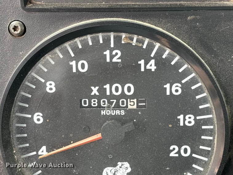 image for item ES8753 2000 Mack CH613 truck cab and chassis