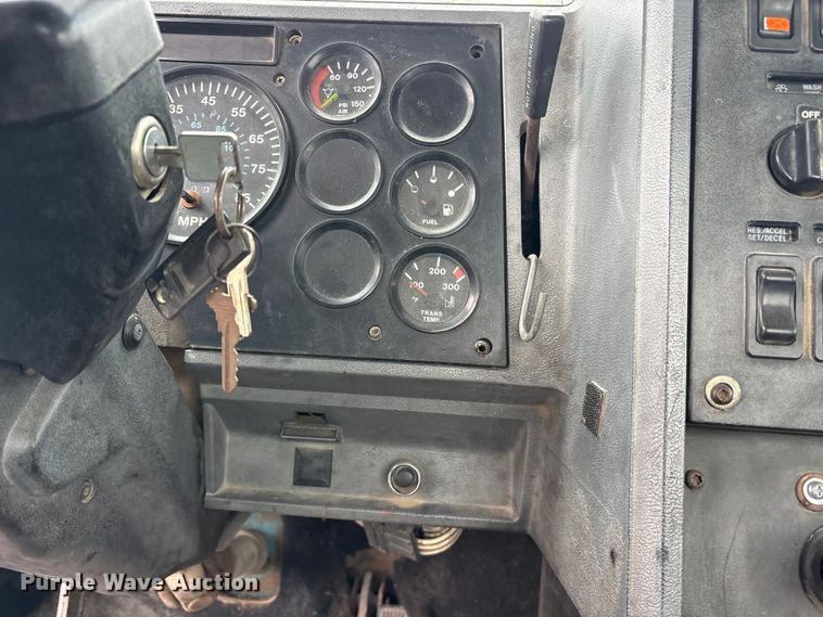 image for item ES8753 2000 Mack CH613 truck cab and chassis