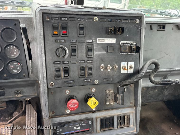 image for item ES8753 2000 Mack CH613 truck cab and chassis