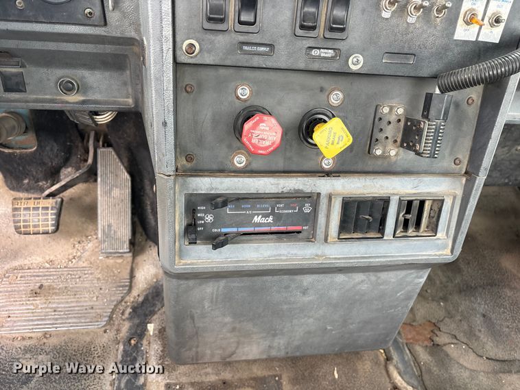 image for item ES8753 2000 Mack CH613 truck cab and chassis