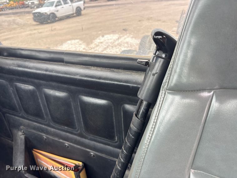 image for item ES8753 2000 Mack CH613 truck cab and chassis