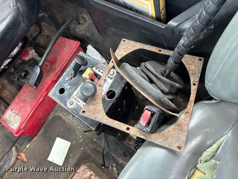 image for item ES8753 2000 Mack CH613 truck cab and chassis